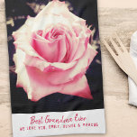 Rosa ros Flower Photo Best Grandma Script Kökshandduk<br><div class="desc">Rosa ros Flower Photo Best Grandma Script kökshandduk. Rosa ros blomma,  blomfoto med mörk bakgrund. Fotoutskrift i blomman. Texten är i trendigets skript. Lägg till namnen.</div>