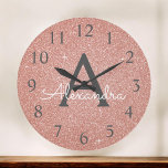 Rosa ros Gnistra Glitter Monogram Namn Stor Klocka<br><div class="desc">Rosa - Ro Guld Gnistra Glitter Monogram Namn och första serveringsklockan som kan användas hemma,  på kontoret eller i en skönhetssalonering för Nagel,  mikroblader,  Eyelash Extensions (Lash),  Hair eller Makeup. Wall Clock ger perfekten till någon som kärlek rosa gnistra glitter.</div>