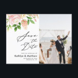 Rosa ros grönska Elegant bröllop Spara datum Meddelande Vykort<br><div class="desc">Rosa ros grönska Elegant skript Foto Bröllop Spara datum Annonseringskort. Låt din familj, vänner och kollegor veta att ni har bestämt ett datum för er bröllopsfirande med detta eleganta, stilrena och moderna bröllop spara datum inbjudningskort. All text är förarrangerad för att du enkelt och snabbt ska kunna anpassa den med...</div>