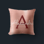 Rosa ros Guld Burgundy Metallic Monogram Namn Kudde<br><div class="desc">Rosa - Ro Guld och Burgundy Foil Brushed Metall Monogram Namn och Initial Pillow. Kudden ger perfekten åt någon som dekorerar hennes rum i ro guld.</div>