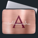 Rosa ros Guld Burgundy Stainless Steel Monogram Laptop Fodral<br><div class="desc">Rosa och Ro Guld-Burgundy Guld Faux Stainless Steel Metallic Foil Elegant Monogram Sleeve. Den här sleeven kan anpassas så att den omfattar ditt första och första namn.</div>