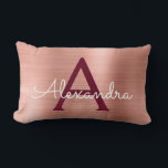 Rosa ros Guld Burgundy Stainless Steel Monogram Lumbarkudde<br><div class="desc">Ro Guld |  Rosa och Burgundy Marsala Stainless Steel Foil Monogram Namn och Initial Pillow. Kudden gör perfekten Sweet 16,  Möhippa,  jul eller Bröllop Elegant och Modern gåva till någon som dekorerar hennes rum i ro guld.</div>