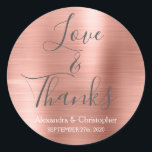 Rosa ros Guld Chic Metallic Kärlek & Tack Runt Klistermärke<br><div class="desc">Rosa - Ro Guld och Grått Typography Script Faux Faux Metallic Elegant Kärlek och Tack - Metall Favor Sticker som kan användas som kuvertförsegling. Det här klistermärket kan anpassas till ditt namn och datum för bröllop. Det här klistermärket ingår i en matchande samling av bröllop och ytterligare matchande artiklar kan...</div>