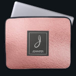 Rosa ros Guld Faux Foil Monogram Laptop Sleeve<br><div class="desc">Rosa ros Guld Faux Foil Elegant Monogram Fodral. Fodral kan anpassas så att det omfattar ditt första och första namn.</div>