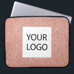 Rosa ros Guld Glitter - Anpassningsbarnas Logotyp  Laptop Fodral<br><div class="desc">Rosa ros Faux Glitter och Gnistra Elegant Anpassningsbar Logotyp för säljfrämjande åtgärder för bärbara datorer eller Sleeve Promotional Guld. Det här fodral kan anpassas så att det omfattar företagets eller företagets logotyp.</div>