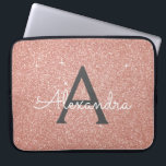 Rosa ros Guld Glitter och Gnistra Monogram Laptop Fodral<br><div class="desc">Rosa ros Guld och Grått (Grått) Faux Glitter och Gnistra Elegant Monogram Fodral. Fodral kan anpassas så att det omfattar ditt första och första namn.</div>