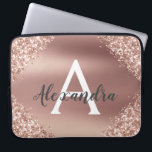 Rosa ros Guld Glitter och Gnistra Monogram Laptop Fodral<br><div class="desc">Rosa ros Faux Glitter och Gnistra Metallic Foil Elegant Monogram Fodral. Fodral kan anpassas så att det omfattar ditt första och första namn.</div>