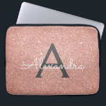 Rosa ros Guld Glitter och Gnistra Monogram Laptop Fodral<br><div class="desc">Rosa ros Guld och Grått (Grått) Faux Glitter och Gnistra Elegant Monogram Fodral. Fodral kan anpassas så att det omfattar ditt första och första namn.</div>
