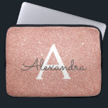 rosa ros Guld Glitter och Gnistra Monogram Laptop Sleeve<br><div class="desc">rosa ros Faux Glitter och Gnistra Elegant Monogram Fodral. Fodral kan anpassas så att det omfattar ditt första och första namn.</div>