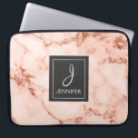 Rosa ros Guld Marble Elegant Monogram Laptop Fodral<br><div class="desc">Rosa ros Faux Marble Elegant Monogram Fodral. Fodral kan anpassas så att du kan inkludera ditt initialvärde och fullt.</div>