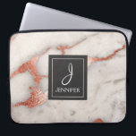 Rosa ros Guld Marble Elegant Monogram Laptop Fodral<br><div class="desc">Rosa ros Faux Marble Elegant Monogram Fodral. Fodral kan anpassas så att du kan inkludera ditt initialvärde och fullt.</div>