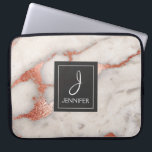 Rosa ros Guld Marble Elegant Monogram Laptop Fodral<br><div class="desc">Rosa ros Faux Marble Elegant Monogram Fodral. Fodral kan anpassas så att du kan inkludera ditt initialvärde och fullt.</div>