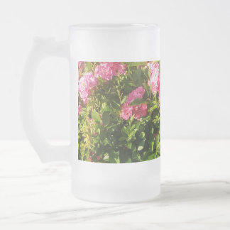 Rosa ros i blomning frostat ölglas