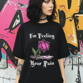 Rosa ros i Förtvivlad vit text Kvinnor T Shirt
