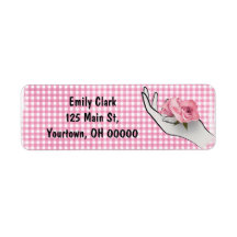 rosa ros i handen på gingham