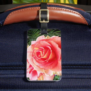 Rosa ros nära fotovacker snyggt, modern bagagebricka