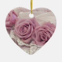 Rosa ros och Snöre är fortfarande ornament