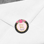 Rosa ros och Svartvit polka Spara datum Runt Klistermärke<br><div class="desc">Blommigt chic Spara datumrundade klistermärken med faux guld gräns, svart och vit polka punkt och lite rosa ros. Använda den för att försegla dina datumkuvert eller för dekoration. Kolla in matchningen för att spara datumkortet i min butik här -> http://www.zazzle.com/black_white_stripes_roses_wedding_save_the_date_card-256251464667911838?rf=238364477188679314 Anpassa det med din information genom att ersätta platshållartexten. Om...</div>