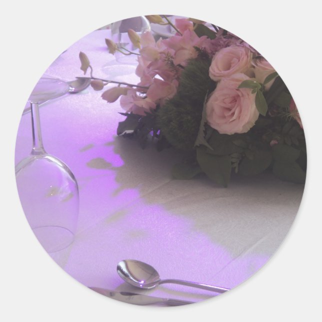 rosa ros på middagbord runt klistermärke (Front)