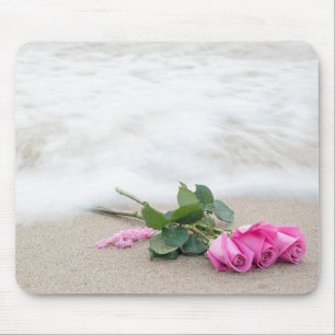 rosa ros på strand musmatta