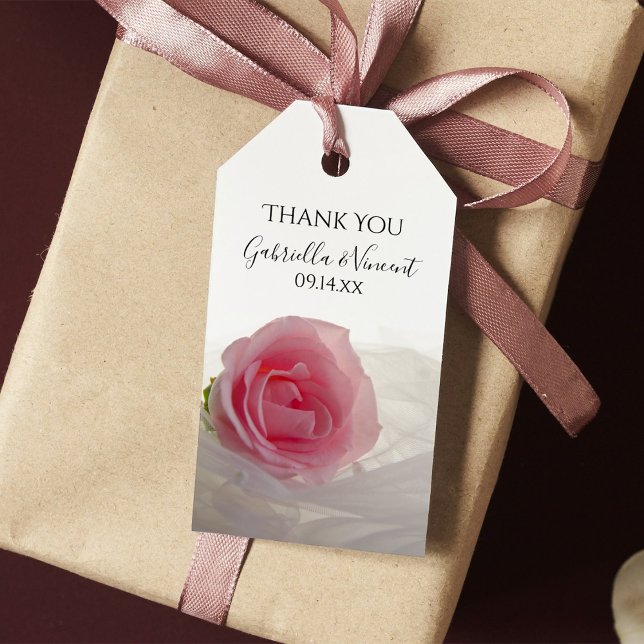 Rosa ros på vita bröllopspresentkort presentetikett (Skapare uppladdad)