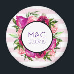 Rosa ros & Poppy Blommigt Bouquet Bröllop Date Magnet<br><div class="desc">En magnet-personlig i bröllop med parets initialer. Designad med en blommigt bouquet som består av poppies för rosa av ljust rosa ro och mörk med många löv av lush grönt. Ett ram överst för att placera anpassningsbarna i. Bakgrunden är en mjuk pastelliserad rosa mönster.</div>