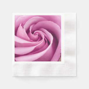 Rosa ros som är uppfällt - Pappra blöjor Pappersservett