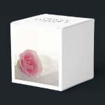 Rosa ros vid Bröllop i Vita Presentaskar<br><div class="desc">Anpassa den söt Rosa ros på Vita bröllopsfavoritboxen med bridens och brudgummens personliga namn och datum och fyll med party favors för din möhippa i party eller giftermål. Dessa botaniska eleganter med anpassningsbar innehåller ett blommigt foto av blommarna för blomman från rosa ros med en vit möhippa-slöja.</div>