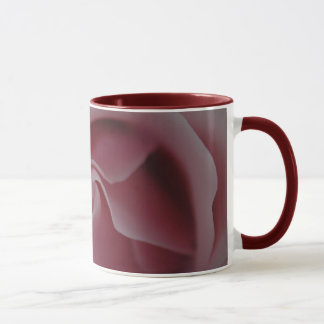 Rosa ros virvlar runt kaffe koppar