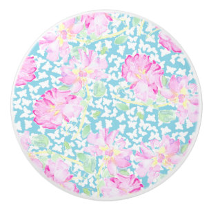 Rosa ros, vita fjärilar på blå keramiskt knopp