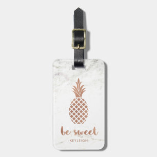 Rosa rosa ananas på vitmarmor   är söt bagagebricka