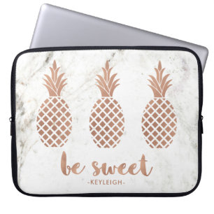 Rosa rosa ananas på vitmarmor   är söta laptop sleeve