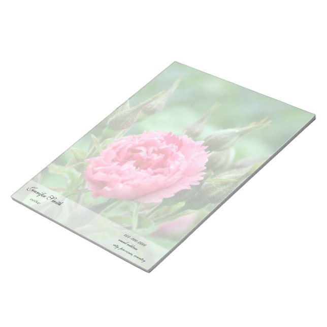 Rosa rosblomma och gröna blad. anteckningsblock (Vinklad)