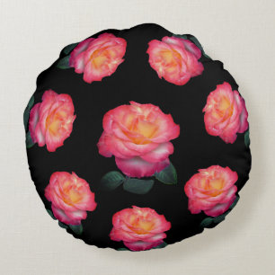 Rosa rosblommor på svart rund kudde