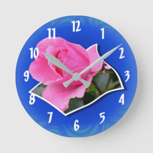Rosa Rosenknopp utanför gränserna Flower Art Rund Klocka
