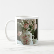 Rosa rosor i en tekanna