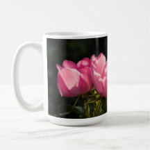 Rosa rosor i gyllene trädgårdsljus