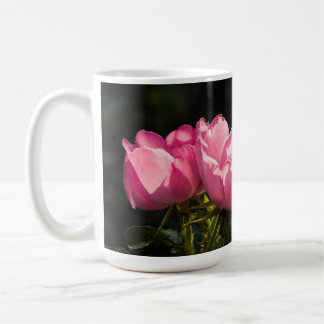 Rosa rosor i gyllene trädgårdsljus kaffemugg