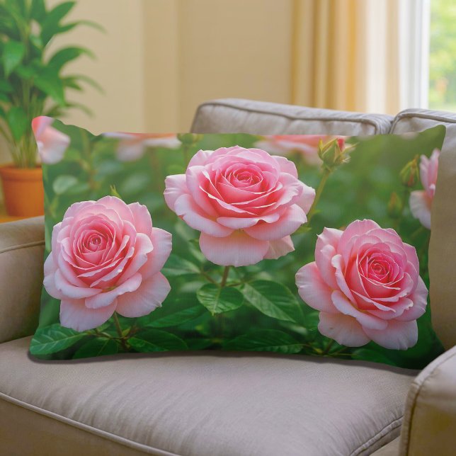 Rosa rosor Ländryggskudde Lumbarkudde (Lumbar pillow with pink roses)