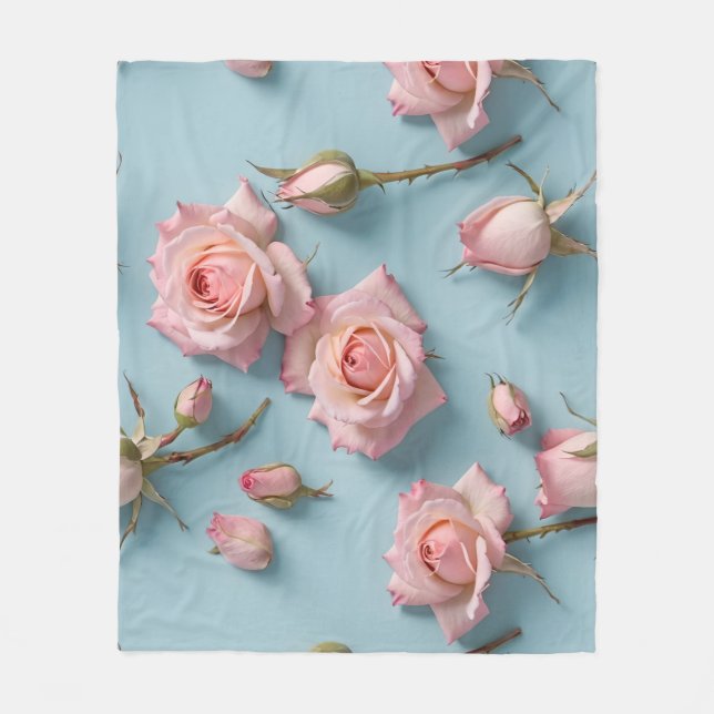 Rosa rosor utspridda över ljusblå bakgrund fleecefilt (Framsidan)