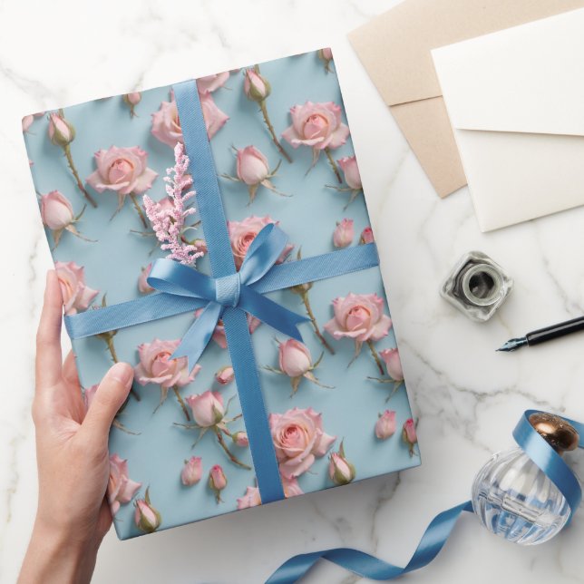 Rosa rosor utspridda över ljusblå bakgrund presentpapper (Gifting)