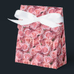 Rosa rosprydnadskort festlåda presentaskar<br><div class="desc">Festlådan visas med en vacker rosa rosor blomstertryck. Anpassa denna vara eller köp som den är. Tips: Lägg bara till dina fantastiska godsaker och lägg till lite festlig band. Licensierad bild</div>