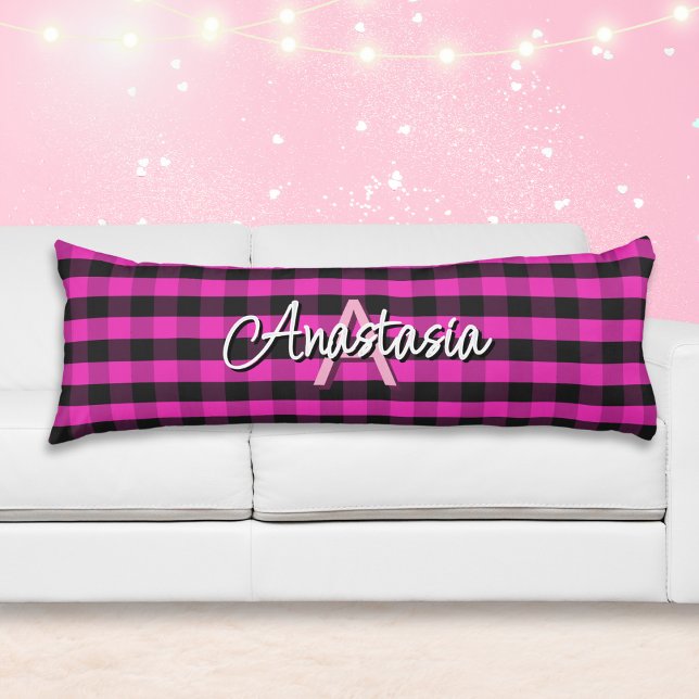 Rosa rustik buffelrutig monogram kroppskudde (A monogrammed body pillow with pink and black buffalo check pattern)