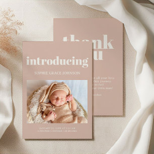 Rosa sandstens typografi Baby Shower-kort Inbjudningar