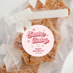 Rosa Santa Baby Baby Shower Favor Runt Klistermärke<br><div class="desc">Lägg till en festlig beröring till din nybörjarflicka i december med vår Rosa Santa Baby Baby Shower Favor Classic Round Sticker. Den här söta designen passar perfekt in i ditt favorittema för babyduschning i baby och förbättrar din rosa jultomte-duschdeka för barn. Idealisk för julgranstoridéer är dessa klistermärken underbara för att...</div>