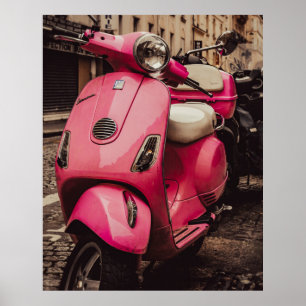 Rosa scooter parkerad på gatan poster