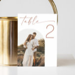 Rosa Script Bröllop | Minimalistiskt Arch-foto Bordsnummer<br><div class="desc">Lägg till en mjuk, romantisk beröring till din bröllopsmottagning med det här bordsnumret för elegant som innehåller rosa-skript och ett anpassningsbar Arch-foto. Designat i ett minimalistiskt stil är detta bordsnummer för rosa i mjuka ro perfekt för , boho eller neutralt i bröllop. Anpassa enkelt med bordsnumret och favoritfotot för att...</div>