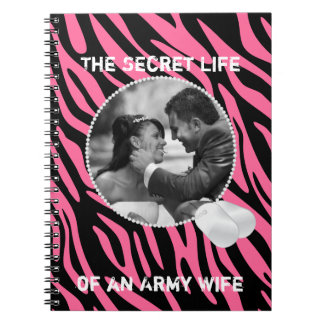 Rosa sebra- och hundbrickorramanteckningsbok anteckningsbok med spiral