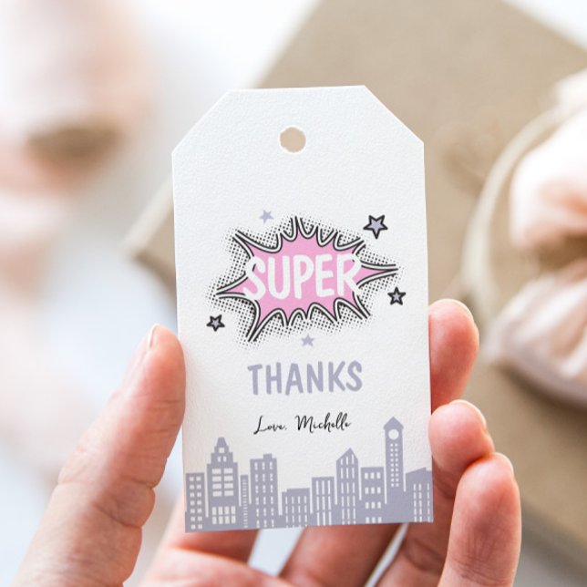 Rosa serietidning superhjälte födelsedag presentetikett (Skapare uppladdad)