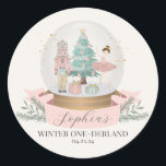 rosa Service Tag-nummer för första födelsedag för  Runt Klistermärke<br><div class="desc">Fira din lilla sockerplommons första födelsedag med den här magiska pastel-Rosan Nutcracker Första födelsedag. Den här beundransvärda utskriften av party fångar magin från ett jultema för Winter Onederland, perfekt för din flickas speciella dag. Paketet är laddningsbart och innehåller en stor mängd dekorationer av sockerplommon som ger luft med pastellnyp och...</div>